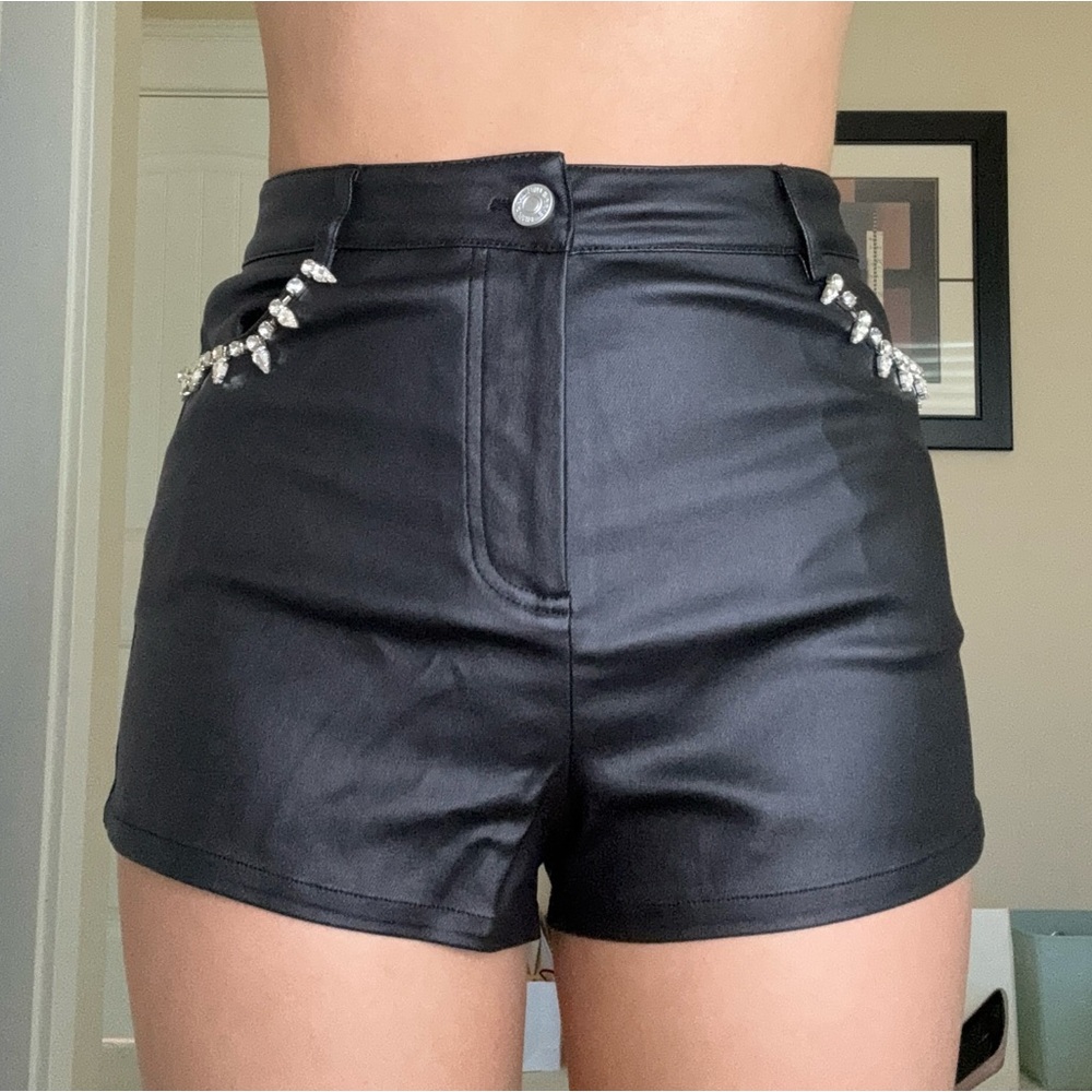 Black Windsor shorts